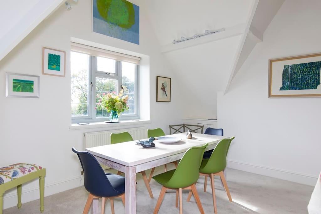 Charming Cotswold Loft Holiday home Cirencester